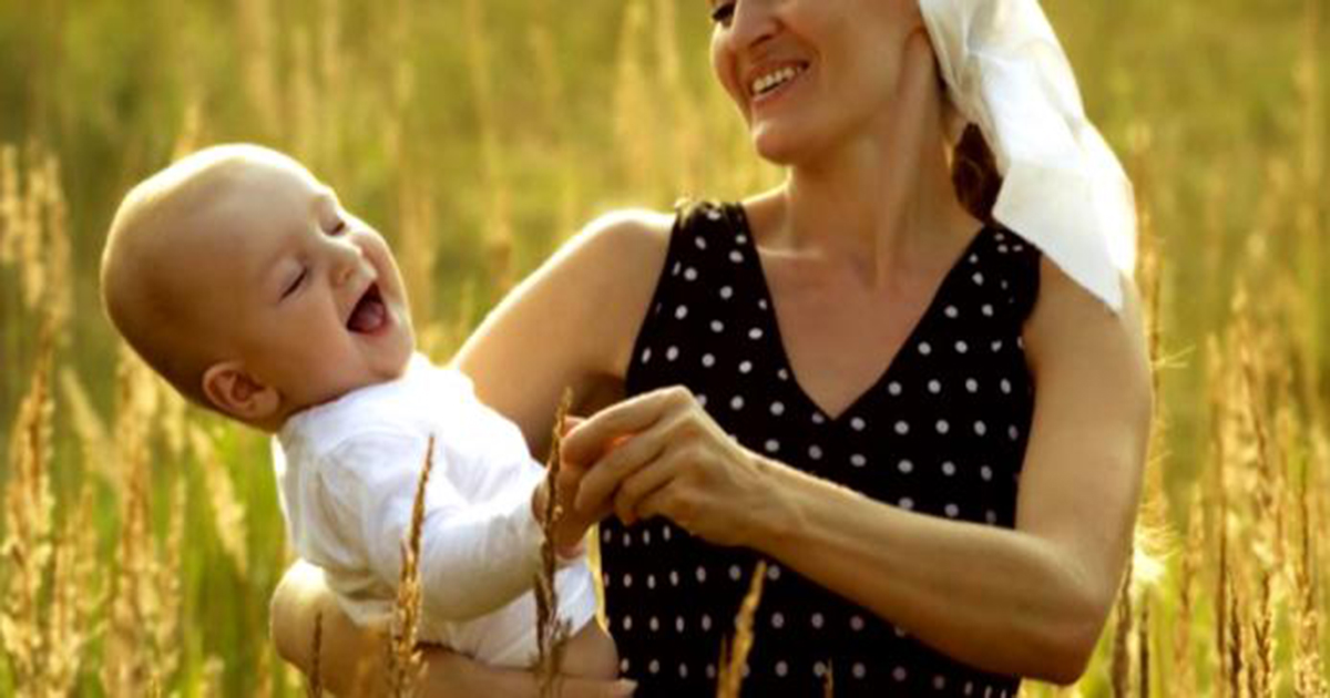 Видео маму в деревне. Славянка с ребенком. Сельская женщина с детьми. Нагуляла ребенка.