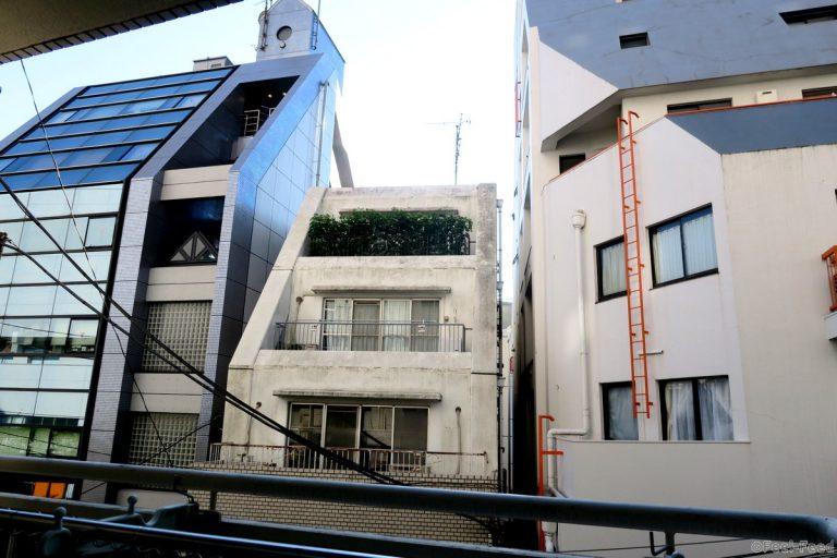 Типичная квартира в Токио здесь, видим, входом, можно, квартиры, балкон, Здесь, рядом, чтобы, дверей, через, такой, маленький, которая, находится, раковина, более, экономия, только, место
